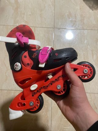Patines infantiles rojos y negros