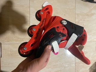 Patines infantiles rojos y negros