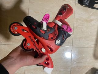 Patines infantiles rojos y negros