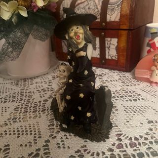 Figurita Bruja con Esqueleto