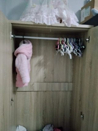 Armario de madera con espejo como nuevo