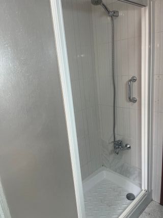 Baño completo beige y blanco