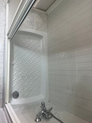 Baño completo beige y blanco