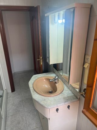 Baño completo beige y blanco