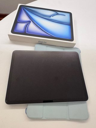 iPad Air 11 M2 Azul con caja original, y una funda