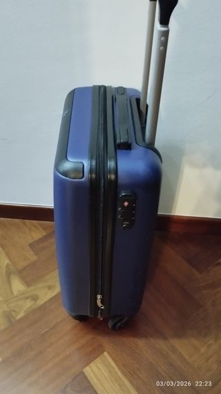 Maleta pequeña azul con ruedas