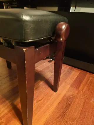 Banco de piano negro