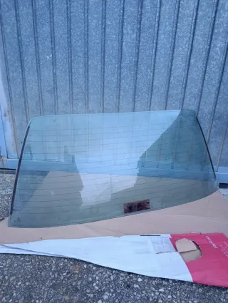 Luna trasera BMW E30 original