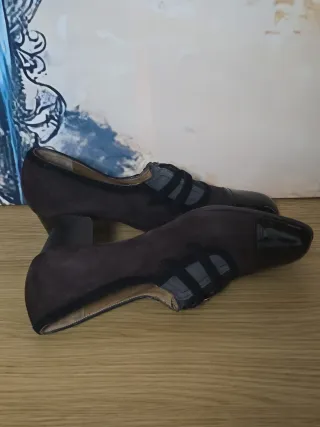 ZAPATOS DE TACÓN NÚMERO 41. PLATINO