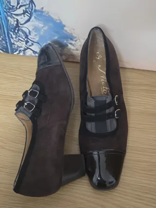 ZAPATOS DE TACÓN NÚMERO 41. PLATINO