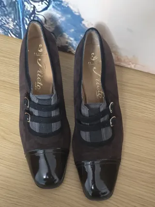 ZAPATOS DE TACÓN NÚMERO 41. PLATINO