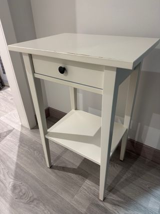 Mesa auxiliar blanca con cajón