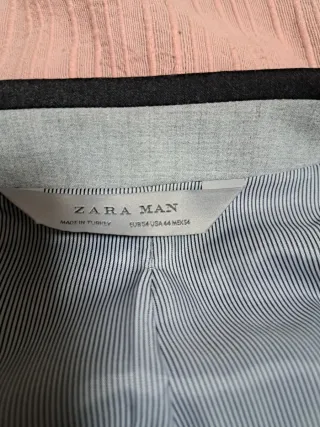 Traje gris con ribete negro