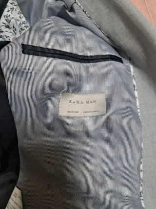 Traje gris con ribete negro