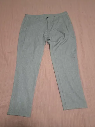 Traje gris con ribete negro