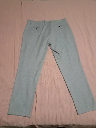 Traje gris con ribete negro