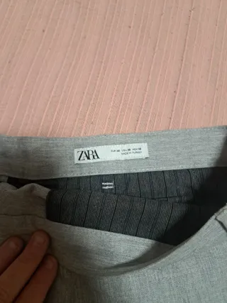 Traje gris con ribete negro