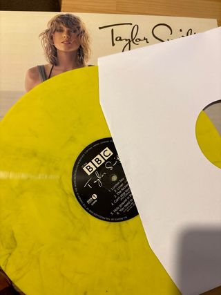Taylor Swift at the BBC Vinilo Amarillo
