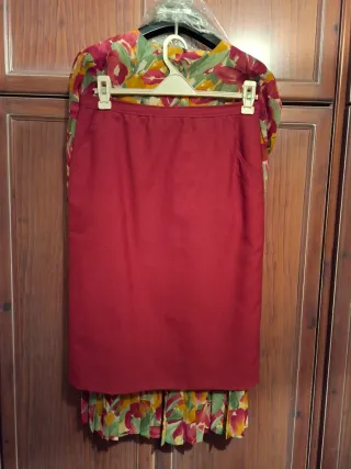 Traje de chaqueta y falda rojo