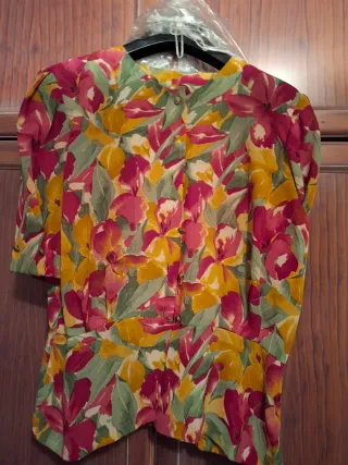 Traje de chaqueta y falda rojo