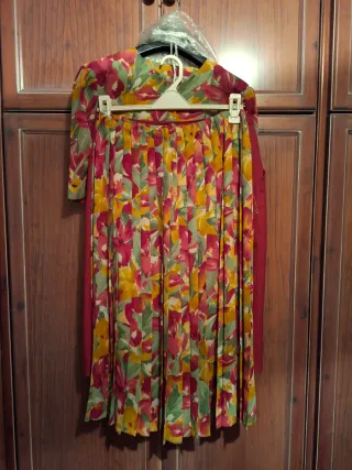 Traje de chaqueta y falda rojo