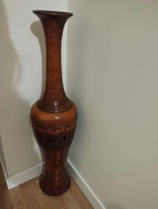 Jarrón de cerámica alto tallado