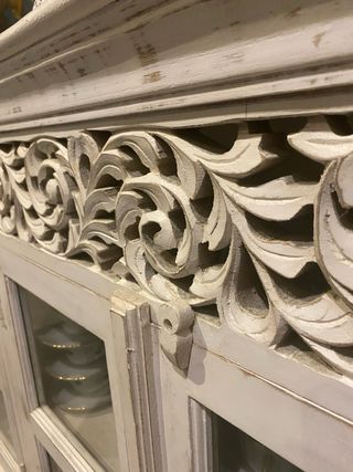 Aparador blanco tallado con cuadro