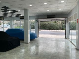 Local comercial vehículos a pie de calle 200m2