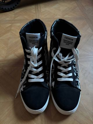 Zapatillas altas negras y blancas