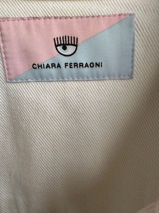 Casaco Branco Chiara Ferragni com Costura Rosa