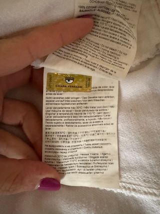 Casaco Branco Chiara Ferragni com Costura Rosa