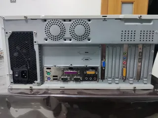 Torre ordenador Retro Pentium III