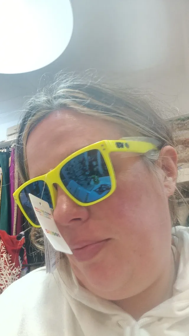 Gafas de sol amarillas y azules cierre tienda