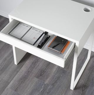 Escritorio blanco con cajón