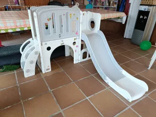 Parque infantil con tobogán