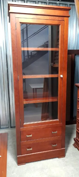 Mueble vajillero de madera seminuevo