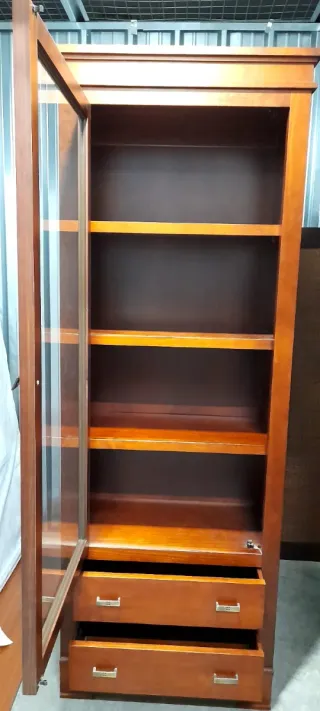 Mueble vajillero de madera seminuevo