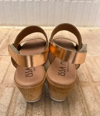 Sandalias Issa Miel Plataforma Doradas