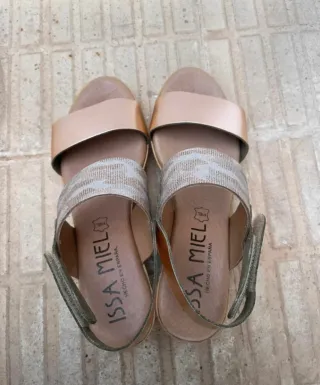 Sandalias Issa Miel Plataforma Doradas