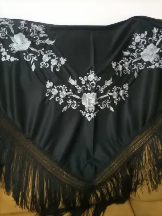 Manton Flamenca Bordado Negro y plata