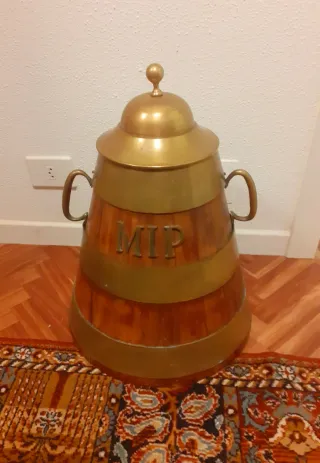 Sella de madera artesanal con detalles metálicos