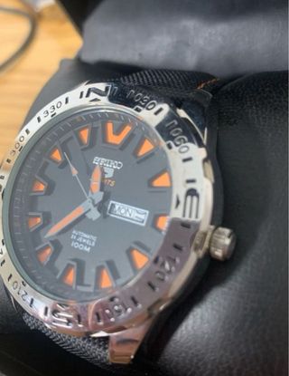 Reloj Seiko Quarzo Negro Naranja