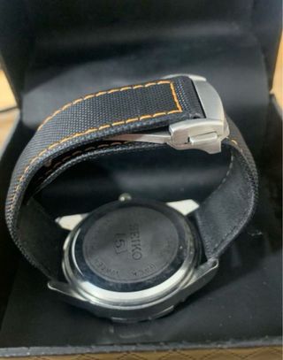 Reloj Seiko Quarzo Negro Naranja