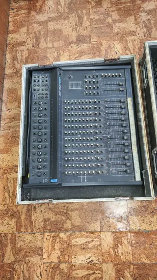 Mesa de Mixagem Peavey Preta - Caixa incluída!