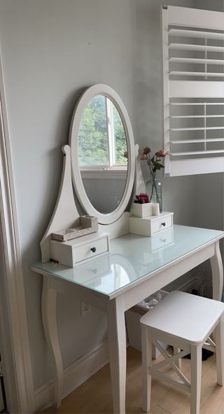 Tocador blanco con espejo y taburete