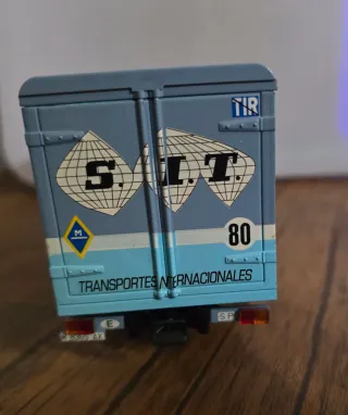 Replica de Camión Pegaso SIT Mudanzas Madrid 1:43