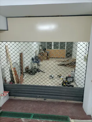 Puerta de garaje metálica con mando