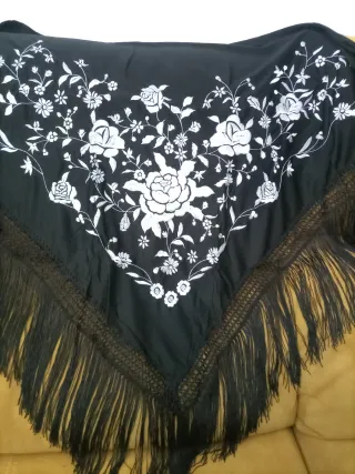 Mantón Flamenco Bordado Negro y Blanco