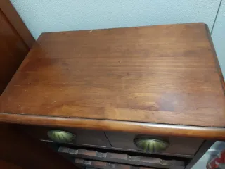 Botellero de madera con 2 cajones