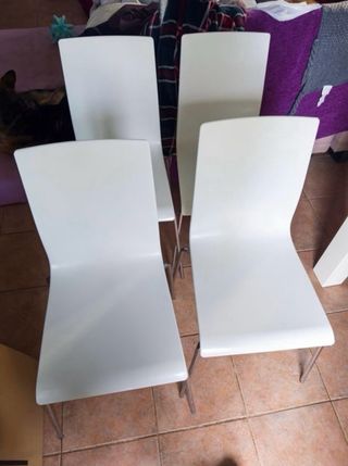 Mesa de comedor blanca con 4 sillas